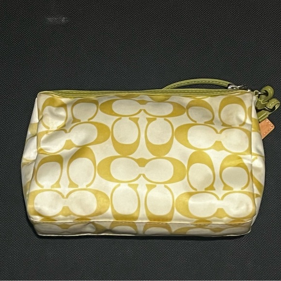 EUC COACH satin signature logo wristlet with green, hang tag and strap - Picture 9 of 10